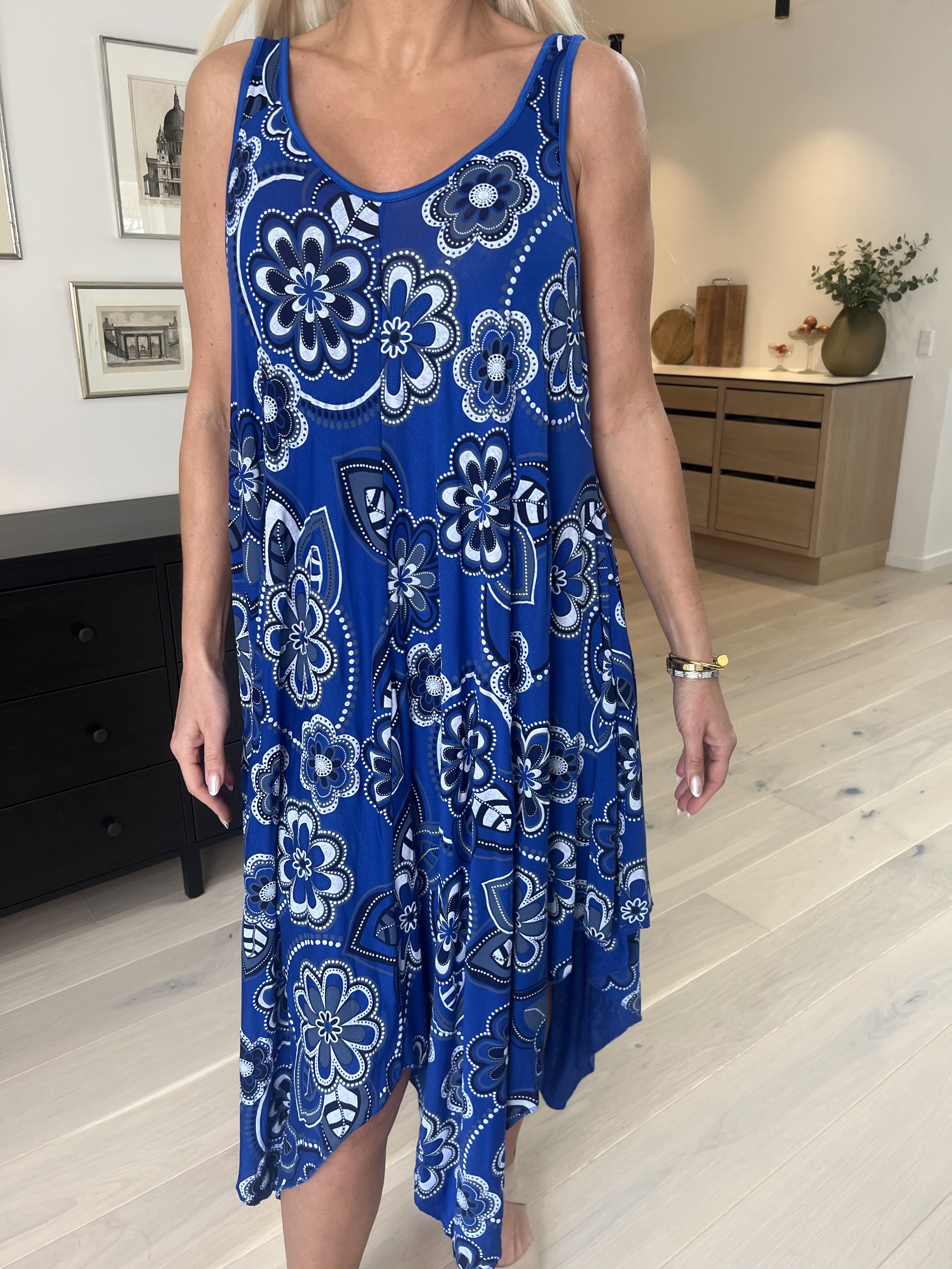 Veronica Flower - Sommerkjole med blomsterprint og brede stropper